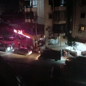 Vista de personas huyendo después de una noche de agresivos bombardeos israelíes en áreas densamente pobladas al sur de Beirut.