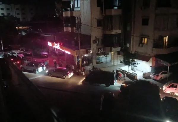 Vista de personas huyendo después de una noche de agresivos bombardeos israelíes en áreas densamente pobladas al sur de Beirut.