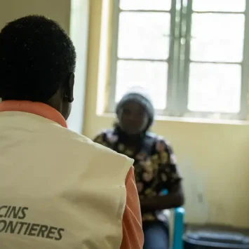 Un consejero de MSF durante una consulta de salud mental en Malakal, en el estado de Alto Nilo, en Sudán del Sur.