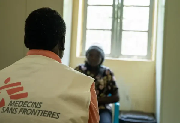 Un consejero de MSF durante una consulta de salud mental en Malakal, en el estado de Alto Nilo, en Sudán del Sur.