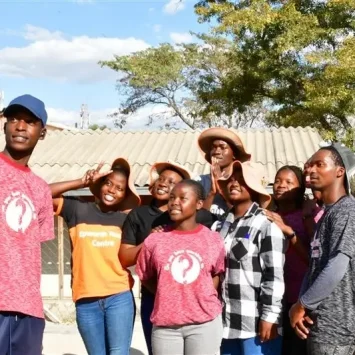 Jóvenes disfrutan de actividades recreativas y construyen amistades en el Centro Juvenil Epworth, Harare, Zimbabue.