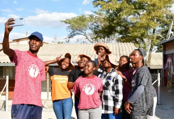 Jóvenes disfrutan de actividades recreativas y construyen amistades en el Centro Juvenil Epworth, Harare, Zimbabue.