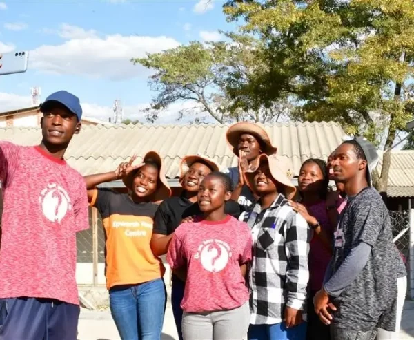 Jóvenes disfrutan de actividades recreativas y construyen amistades en el Centro Juvenil Epworth, Harare, Zimbabue.