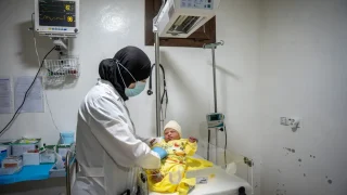 Eman, enfermera de MSF en el hospital de maternidad de Marée, revisa a un recién nacido en la unidad neonatal del hospital.