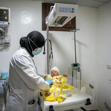 Eman, enfermera de MSF en el hospital de maternidad de Marée, revisa a un recién nacido en la unidad neonatal del hospital.