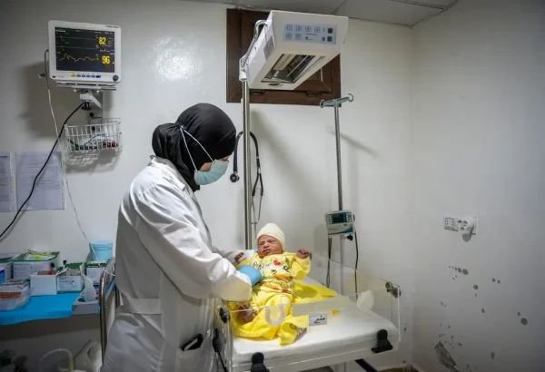 Eman, enfermera de MSF en el hospital de maternidad de Marée, revisa a un recién nacido en la unidad neonatal del hospital.