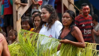 Ceremonia indígena yanomami en la inauguración del centro de salud