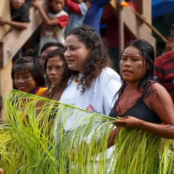 Ceremonia indígena yanomami en la inauguración del centro de salud