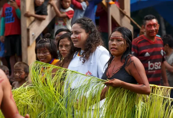 Ceremonia indígena yanomami en la inauguración del centro de salud