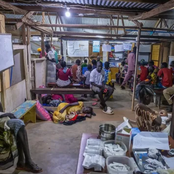 La sala de emergencias del Hospital de Aweil está llena de pacientes, en su mayoría madres con niños menores de cinco años con malaria grave.