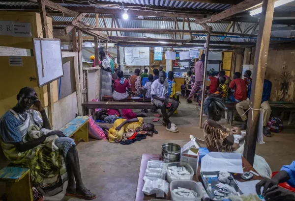 La sala de emergencias del Hospital de Aweil está llena de pacientes, en su mayoría madres con niños menores de cinco años con malaria grave.