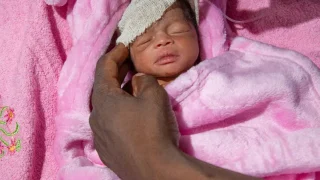 La bebé prematura Isha Ali Modu, un día después de su nacimiento. Maiduguri, estado de Borno, Nigeria