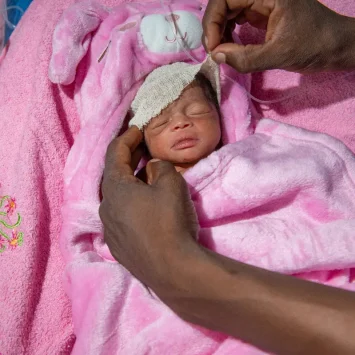 La bebé prematura Isha Ali Modu, un día después de su nacimiento. Maiduguri, estado de Borno, Nigeria