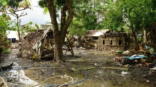 En toda la provincia de Camarines Sur en Filipinas, la tormenta tropical Trami provocó intensas lluvias que provocaron inundaciones repentinas.