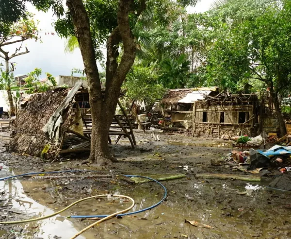 En toda la provincia de Camarines Sur en Filipinas, la tormenta tropical Trami provocó intensas lluvias que provocaron inundaciones repentinas.