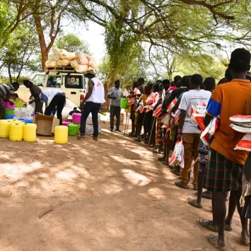 Como medida deprevención de la malaria, as personas se forman durante la distribución de mosquiteros en la aldea de Nasorot en Baringo, Kenia.