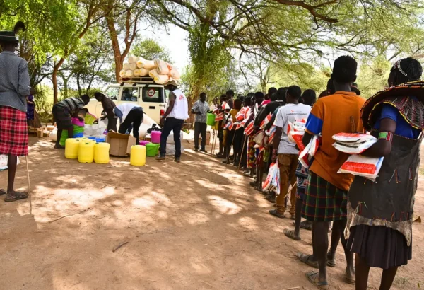 Como medida deprevención de la malaria, as personas se forman durante la distribución de mosquiteros en la aldea de Nasorot en Baringo, Kenia.