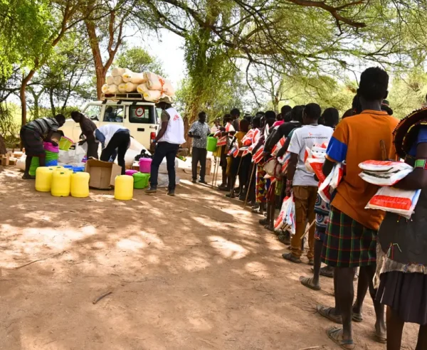 Como medida deprevención de la malaria, as personas se forman durante la distribución de mosquiteros en la aldea de Nasorot en Baringo, Kenia.