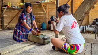 Riografías de Baudó, Chocó: proceso de producción: Yazury Dumaza, fotográfa y mediadora indígena de MSF tomando fotografías de miembros de la comunidad y su curación simbólica como parte del proyecto Riografías.