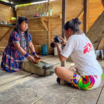 Riografías de Baudó, Chocó: proceso de producción: Yazury Dumaza, fotográfa y mediadora indígena de MSF tomando fotografías de miembros de la comunidad y su curación simbólica como parte del proyecto Riografías.