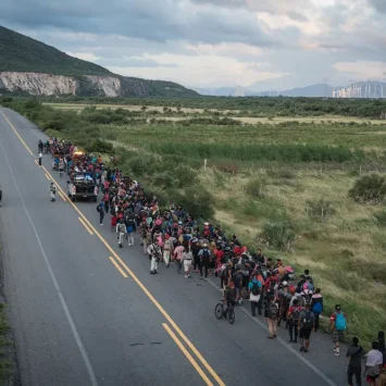 Una caravana de migrantes escoltada por policías avanza por la ruta entre las localidades de La Venta y Juchitán, en el sur de México.