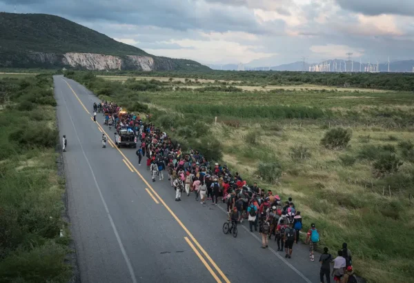 Una caravana de migrantes escoltada por policías avanza por la ruta entre las localidades de La Venta y Juchitán, en el sur de México.