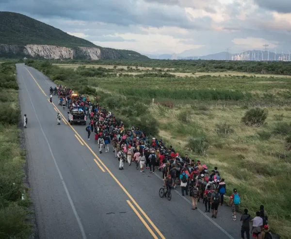 Una caravana de migrantes escoltada por policías avanza por la ruta entre las localidades de La Venta y Juchitán, en el sur de México.