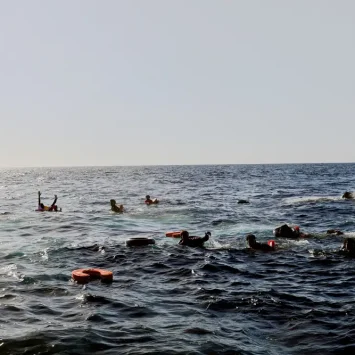 El equipo de MSF fue testigo de otra tragedia ene l Mediterráneo central, cuando llegó para rescatar a personas en peligro en un bote de goma que se estaba desinflando.