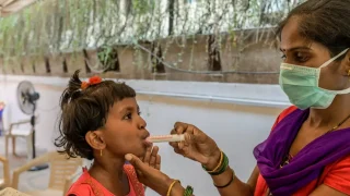 Madre de una niña de seis años con tuberculosis multirresistente que le administra una forma manipulada de medicamentos para la tuberculosis multirresistente.