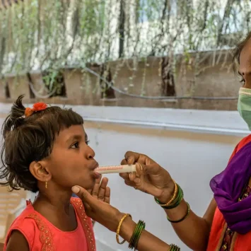 Madre de una niña de seis años con tuberculosis multirresistente que le administra una forma manipulada de medicamentos para la tuberculosis multirresistente.