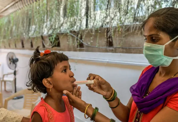 Madre de una niña de seis años con tuberculosis multirresistente que le administra una forma manipulada de medicamentos para la tuberculosis multirresistente.