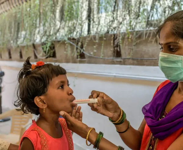 Madre de una niña de seis años con tuberculosis multirresistente que le administra una forma manipulada de medicamentos para la tuberculosis multirresistente.