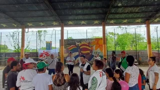 Equipo de Médicos Sin Fronteras durante una actividad com presonas migrantes
