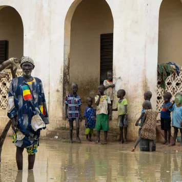 Un hombre afectado por las inundaciones en Mali busca refugio enun edificio abandonado.