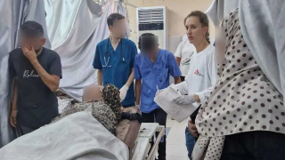 Sofía Piñeiro, coordinadora de enfermería de MSF, atendiendo a un paciente en el hospital Nasser.