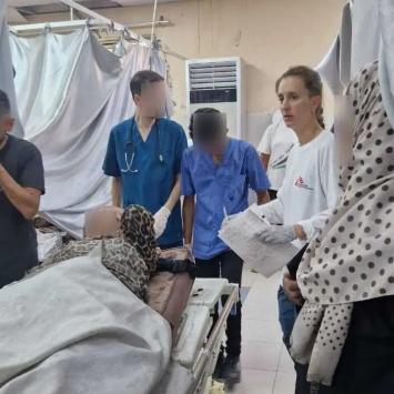 Sofía Piñeiro, coordinadora de enfermería de MSF, atendiendo a un paciente en el hospital Nasser.