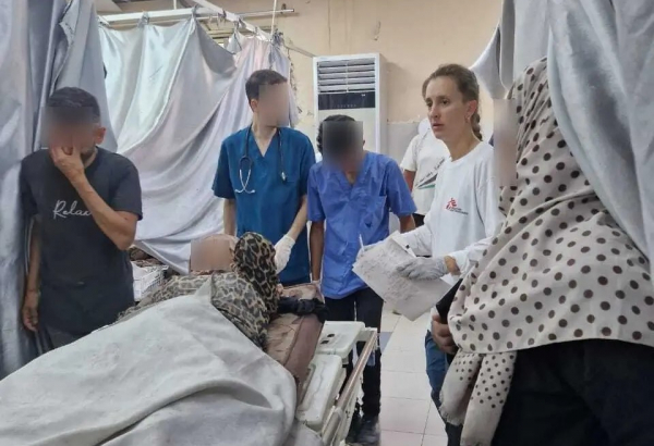 Sofía Piñeiro, coordinadora de enfermería de MSF, atendiendo a un paciente en el hospital Nasser.